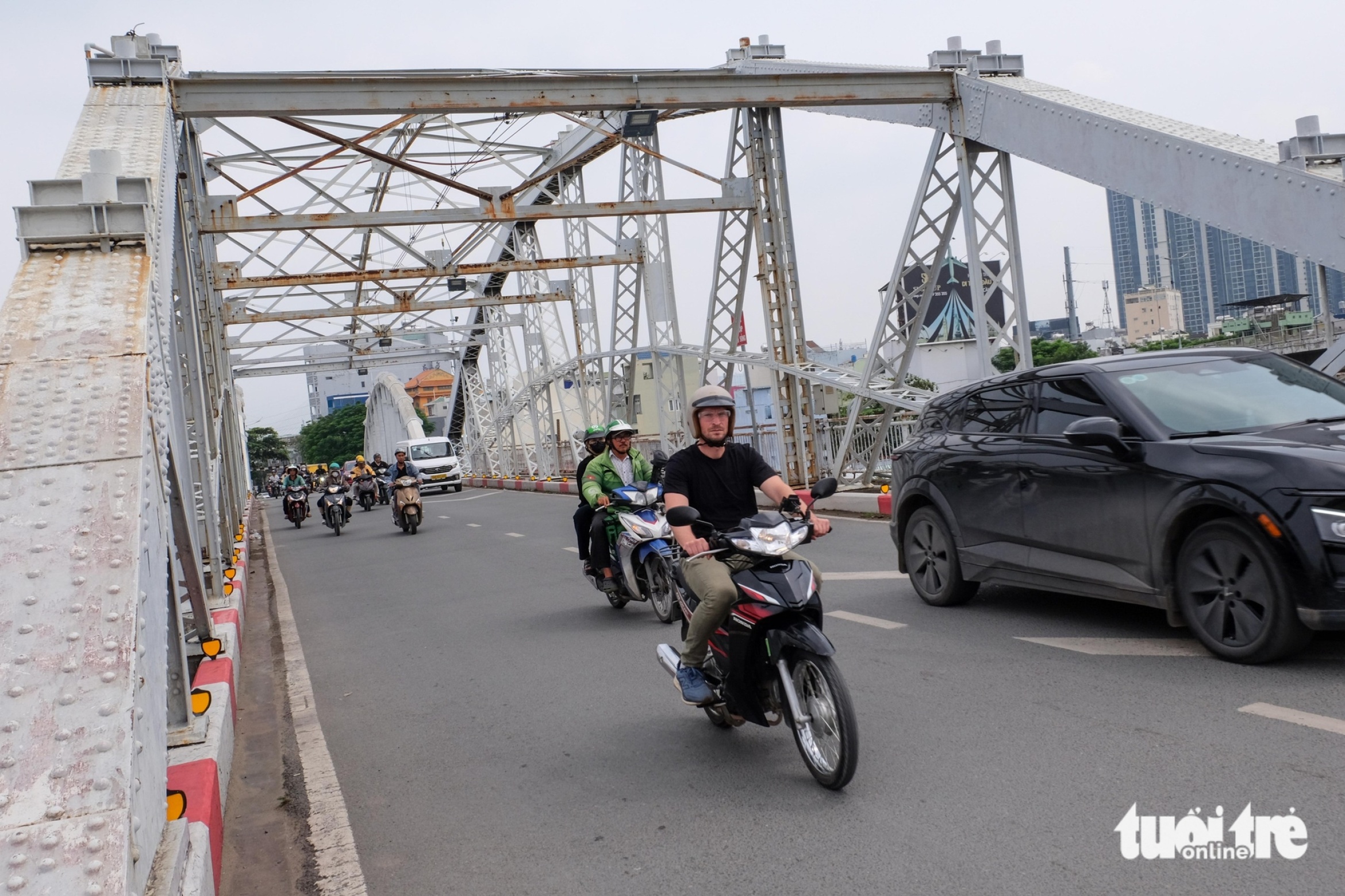 车辆日夜排长龙,阮必成路因超负荷而'不堪重负'